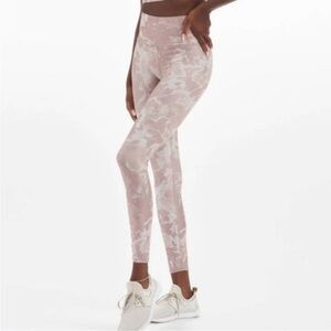 Vuori Clean Elevation Leggings 24” Inseam in Washed Dogwood Flower Size Large